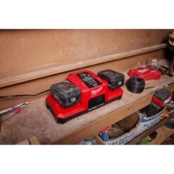 Milwaukee - M18 Supercharger Doppel - Ladegerät (M18 DBSC) (4932492531) -Werkzeugverkaufsgeschäft milwaukee m18 supercharger doppel ladegeraet m18 dbsc 49324925319
